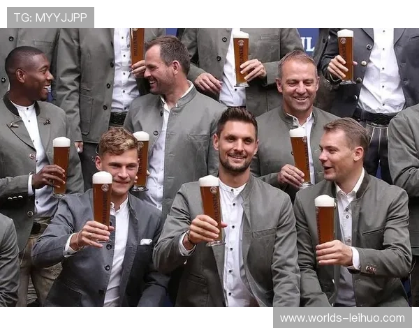 啤酒节期间拜仁球员参与社区活动，与球迷互动