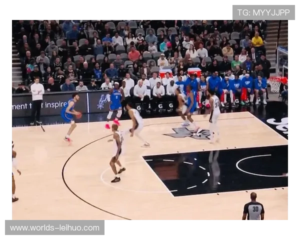 全明星新秀挑战赛现场，文班亚马与霍姆格伦互动瞬间